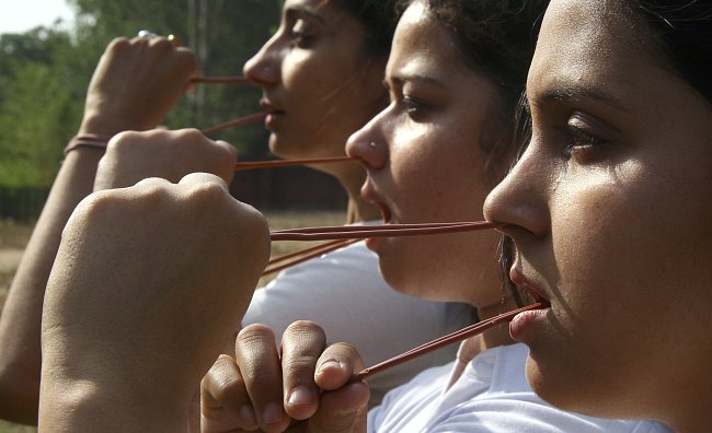 Studenti předvádějí jogínskou techniku Rubber Neti v severoindickém městě Chandigarh. Mnoho Indů věří, že toto cvičení pomáhá léčit rýmu, kašel a astma, a dokonce těmto neduhům umí i předcházet. 