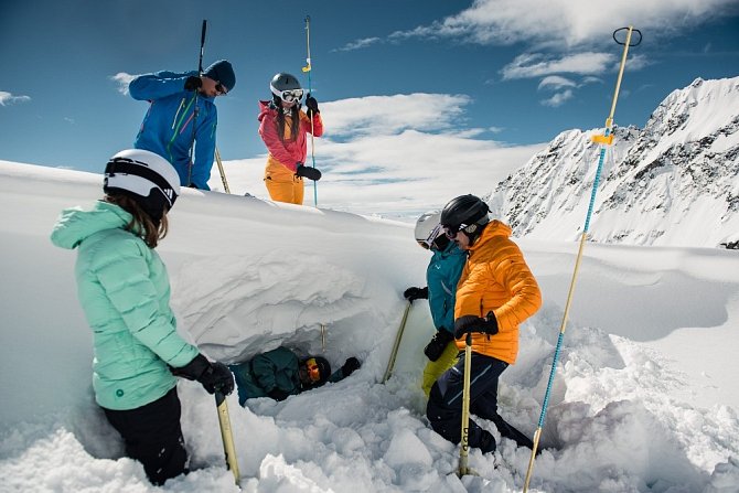Na Stubaiském ledovci pravidelně probíhají víkendové lavinové kempy, kde se lidé bezplatně učí, jak předcházet nebezpečí v horách.