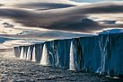 Z tající ledové pokrývky na ostrově Nordaustlandet v norském souostroví Svalbard se řine voda. Arktida se ohřívá rychleji než kterékoli jiné místo na Zemi. Led by mohl během léta zcela zmizet ještě v tomto století.