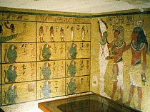 Je mýtus, že Tutanchamonova hrobka byla nikdy vyloupena. Hrobku navštívili zloději už ve starověku. 