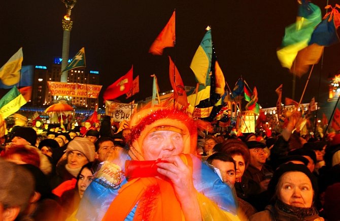 Kyjev, 28. prosince 2004: Ukrajinci v Kyjevě oslavují volební vítězství Viktora Juščenka nad jeho soupeřem, kterého podporovala Moskva.