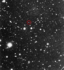 V roce 1930 objevil Clyde Tombaugh Pluto, když porovnal tento snímek (kde je Pluto v kroužku) s jiným snímkem, pořízeným o šest dnů dříve, a všiml si, že se jasná skvrna pohnula.