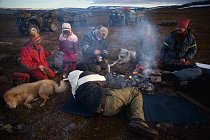 Rodina Gaupových si ohřívá čaj. FOTO: Erika Larsen pro National Geographic