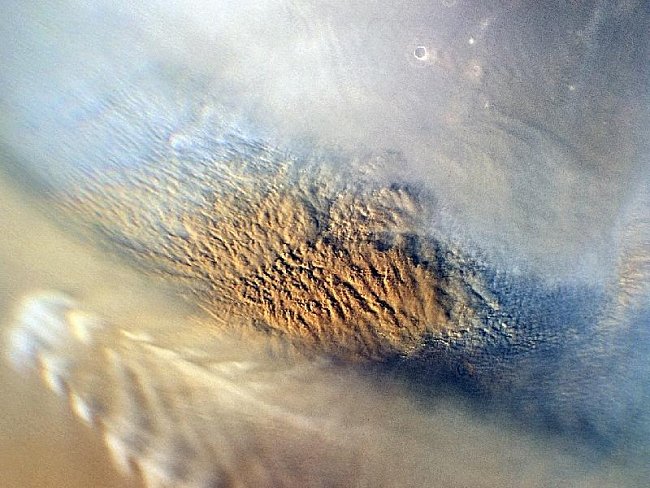 Tato bouře je z roku 2007, ale zveřejnila fotografii s informací, že museli pečlivě sledovat počasí na Marsu každý den, protože takové bouře nejsou na rudé planetě výjimkou. 