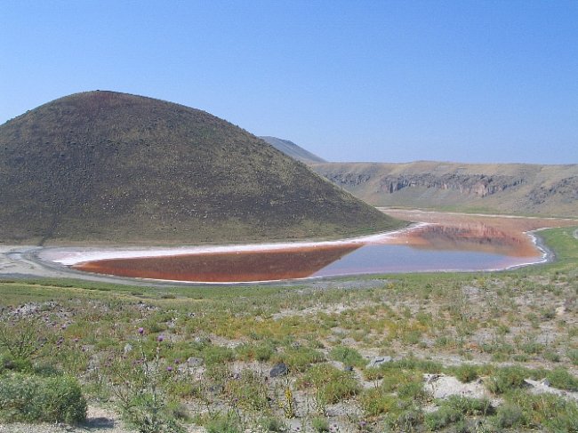 Jezero Meke gölü. Stejně jako Acıgöl je Meke slané, ale navíc pomalu vysychá, tedy je slané hodně, a sůl se na březích silně usazuje.