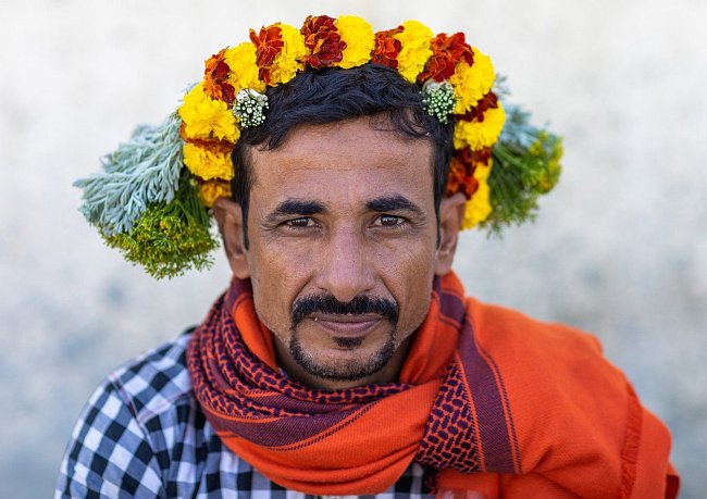 V jižních provinciích Saudské Arábie Jizan a Asír, podél hranic s Jemenem, žije kmen mužů, kteří se zdobí květinami. Po staletí tito potomci dávných kmenů Tihama a Asir na hlavě nosí barevné girlandy.