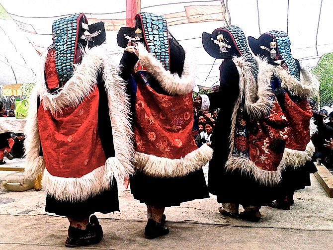 Tradiční oděv pro ladackou nevěstu. V Malém Tibetu se používá po mnoho století při svatebním obřadu a také při významných festivalech, například na oslavě narozenin Jeho Svátosti Dalajlámy.