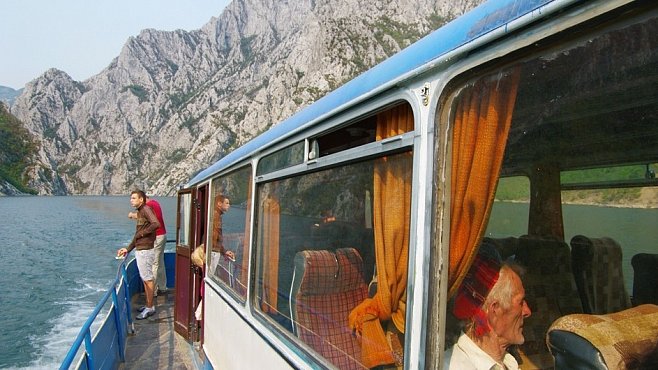 OBRAZEM: Křížencem lodi a autobusu ze Skadaru do nejzapadlejšího koutu Albánie