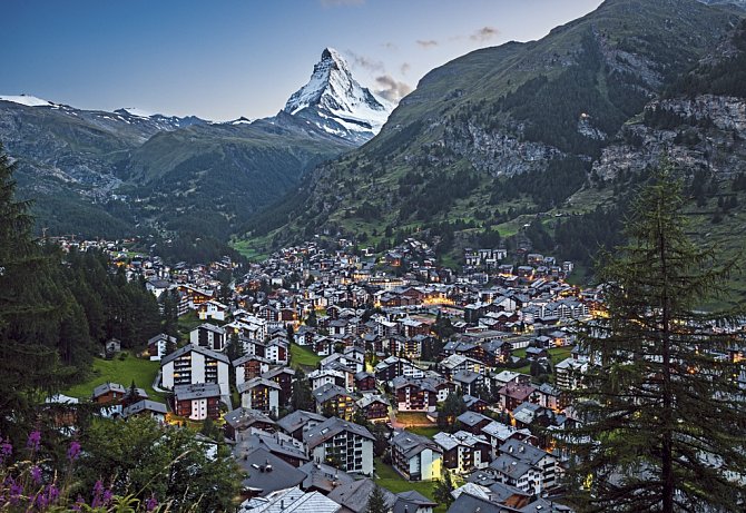 Pohled na městečko Zermatt s ikonickou horou Matterhorn