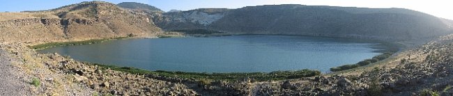 Pár kilometrů bokem od silnice spojující jedno ze známých tureckých podzemních měst Derinkuyu a další turisticky navštěvované místo - kaňon plný kostelíků nedaleko vesnice Ihlara, naleznete jezero Nar