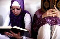 Bosenské muslimky čtou v koránu (Zenica , město ve střední Bosně).