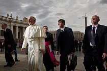 Papež kráčí po Svatopetrském náměstí, obklopen tělesnými strážci a následován pobočníky. Ve snaze obnovit důvěru v hierarchii církve dosadil František své spojence do klíčových pozic a jiné jmenoval kardinály, ale ve Vatikánu čelí mocným kritikům. 