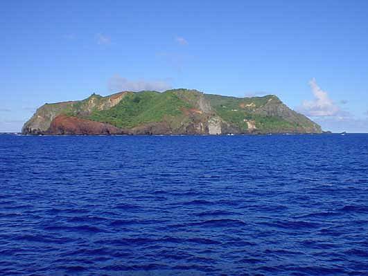 Ostrov Pitcairn - nejdete na něm vyhaslou sopkou, úrodnou půdou a to nejcennější - pramenitou vodou