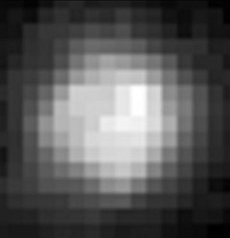 V roce 1996 se svět poprvé podíval na povrch Pluta díky Hubbleovu vesmírnému teleskopu. Snímek byl pořízen kamerou Evropské vesmírné agentury pro záznam špatně patrných předmětů, měl 100 pixelů napříč a ukazoval náznaky světlejších a tmavších oblastí.