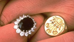 Nejznámější prsten světa. Příběh artefaktu, který nosila princezna Diana a ovlivnil světovou ekonomiku