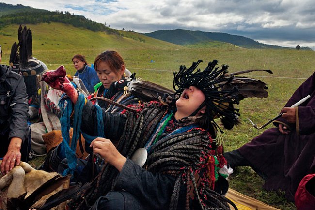 Šamanka řídící zasvěcování nových adeptek nedaleko Ulánbátaru pozvedá srdce, které právě vyňala z ovce. V této posvátné oběti vidí symbol své moci nad životem a smrtí.