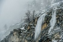 Pozdní zimní sníh padá po skalnatých svazích údolí Valsavarenche. V parku Gran Paradiso jsou ničivé laviny vzácné, přesto v roce 2008 jedna zdemolovala několik domů ve dvou zdejších vesnicích.