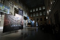 Celkový pohled na umístění fotografických pláten ve dvoraně Historické budovy Národního muzea.