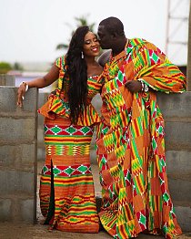 Tradiční svatby v Ghaně jsou plné barev. Každá rodina má svůj vlastní vzor látek, který se objeví na šatech nevěsty i ženicha.
