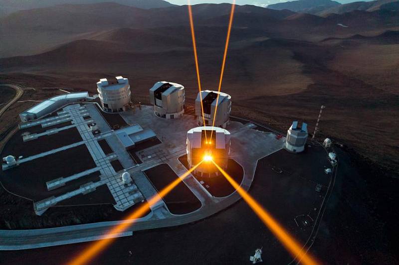 Čtyři lasery protínají oblohu nad pouští Atacama v Chile, která je domovem Velmi velkého dalekohledu Evropské jižní observatoře. Lasery pomáhají měřit atmosférické turbulence, což umožňuje zároveň zachytit snímky stejně ostré jako ty pořízené z vesmíru.