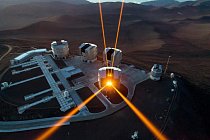 Čtyři lasery protínají oblohu nad pouští Atacama v Chile, která je domovem Velmi velkého dalekohledu Evropské jižní observatoře. Lasery pomáhají měřit atmosférické turbulence, což umožňuje zároveň zachytit snímky stejně ostré jako ty pořízené z vesmíru.