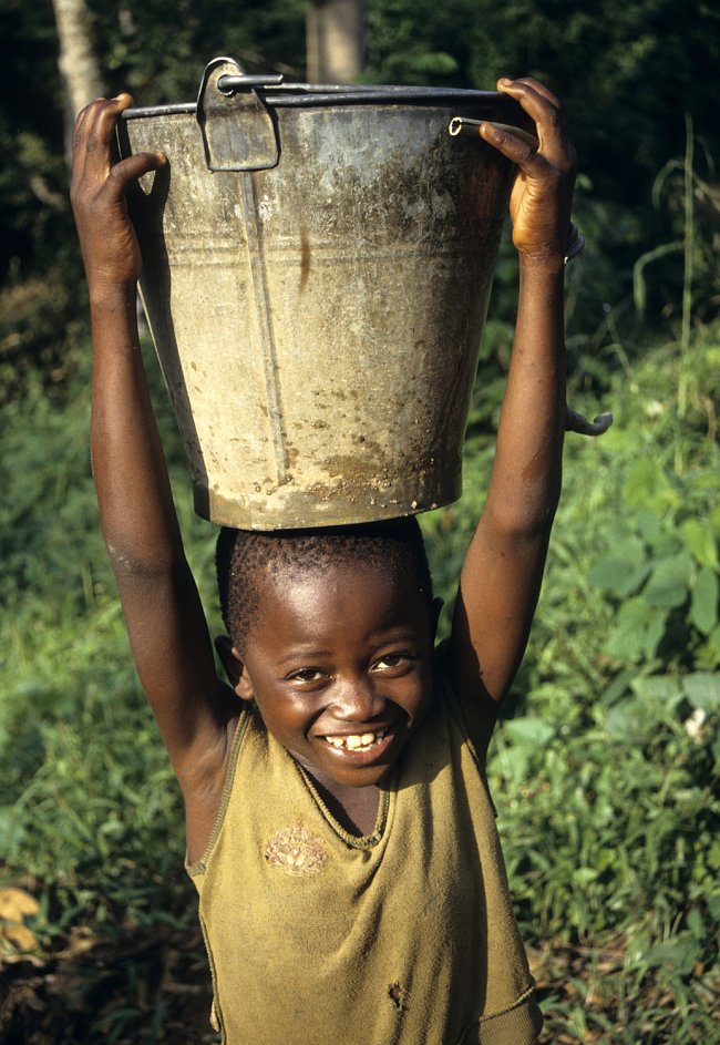 V Libérii, podobně jako na jiných místech Afriky, nosí vodu i děti.