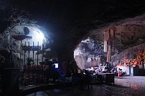 Jeskyně nabízí stálé klima, je do nich zaveden elektrický proud, tak proč si tam nezřídit alespoň sezonní bydlení. 