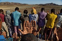 Vesničané v Afarské poušti se modlí o déšť. Extrémní sucho trvající tisíce let možná zadržovalo rané lidi v Africe, protože jeho vinou bylo riskantní cestovat. Změna podnebí, která přinesla vlhká obdo
