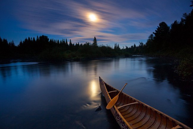 ánoe z březové kůry se koupe ve svitu měsíce u břehu řeky Allagash v Maine (Allagash Wilderness Waterway).
FOTO: Michael Melford pro National Geographic