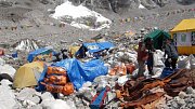 Tuny odpadků už narušují ekosystém hory.