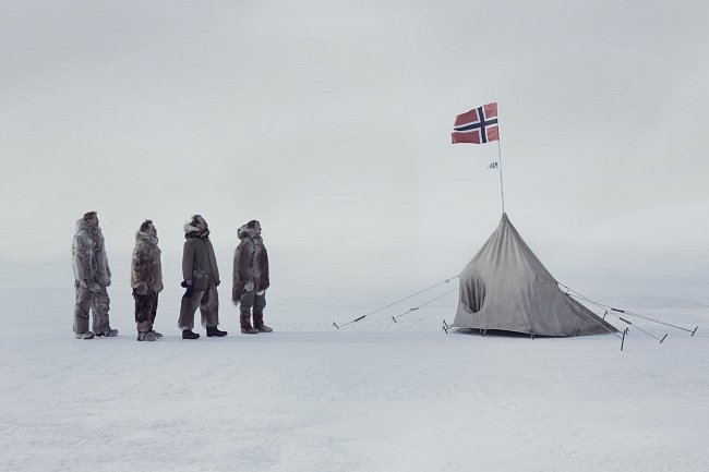 Příběh vypráví nejen o odvaze k celoživotnímu bádání a dosažení jižního pólu 14. prosince 1911, ale také o Amundsenově osobnosti.