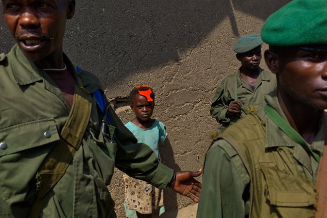 Vládní vojáci hlídkují ulice osady nedaleko národního parku Virunga u Eduardova jezera. Jejich úkolem je chránit civilisty před útoky milicí. FOTO: Pascal Maitre 
