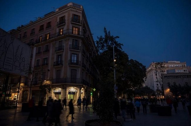 BARCELONA, ŠPANĚLSKO - Ada Colauová je první premiérkou Barcelony od roku 2015. Bývalá okupační aktivistka se zaměřuje na vládní korupci. Zároveň otevřeně hovoří o své sexuální orientaci a přiznává, že měla mužské partnery i ženské partnerky.
