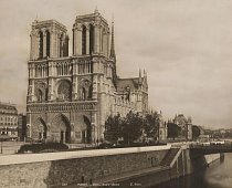 Katedrála Notre Dame (snímek je ze dvacátých let minulého století), postavená u Seiny, je již po staletí symbolem Paříže. V polovině dubna ji zachvátil požár, který způsobil nenapravitelné škody.