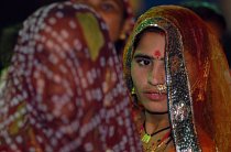 Ve vesnici Vadia, "vesnici prostitutek", se hromadnou svatbou snaží tyto dívky zachránit před nucenou prostitucí. 