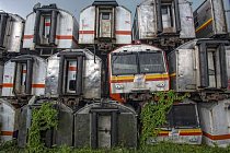 Na nádraží ve městě Purwakarta v Indonésii jsou na sobě naskládané desítky vlaků, které od roku 1980 dopravily do práce tisíce lidí.