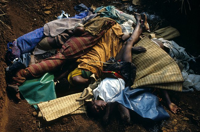 V Zairu si voda vyžádala spousty obětí. V roce 1994 v uprchlickém kempu  museli oběti cholery pohřbívat do masových hrobů.
