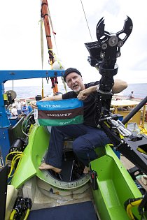 James Cameron při ponoru na nejhlubší místo na Zemi v Mariánském příkopu. 