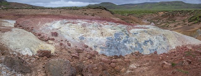 Landmannalaugar hraje všemi barvami, díky lávě plné minerálů, jež se ochlazovala neobvykle pomalu.