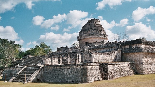 Chichén Itzá. Uvidíte tam opeřeného hada i hřiště, kde se odehrávaly kruté hry