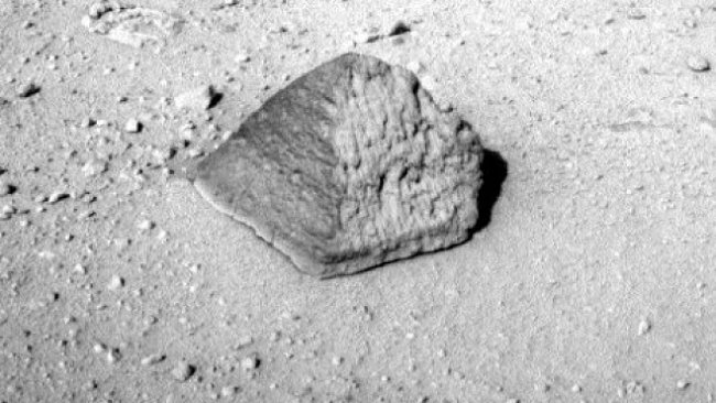 Sonda Curiosity našla na Marsu pyramidu. Co to znamená?