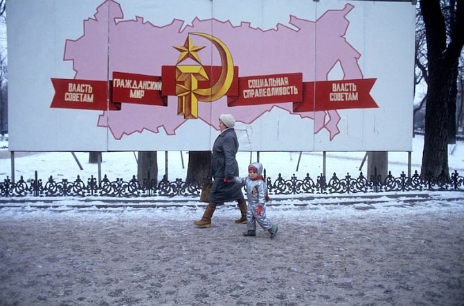Chodci v Oděse, přístavním městě na břehu Černého moře na jihu Ukrajiny, procházejí v roce 1991 kolem propagandistické tabule oslavující sovětskou moc a spravedlnost. V témže roce se SSSR rozpadl a Ukrajina se stala nezávislým státem.