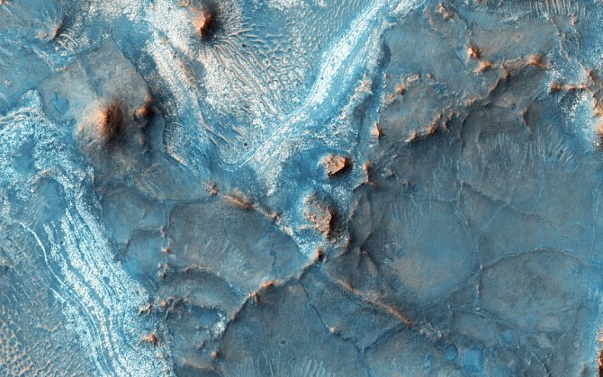 Oblast Nili Fossae je jedna z nejbarevnějších na Marsu. Patří mezi nejstarší části planety a má zajímavou geologickou historii.