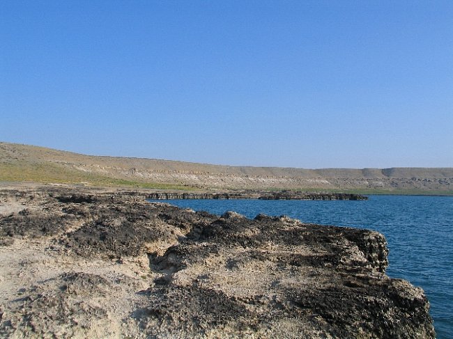 Jezero Acıgöl. Jen pár set metrů od dálnice spojující velká turecká města Adanu a Konyu je další z kráterových jezer.