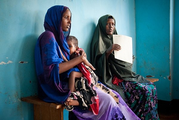 Matky s dětmi čekají na vyšetření, při kterém bude asistovat i lékař ze zahraničí prostřednictvím videokonference. Guri El, Somálsko, říjen 2011. 