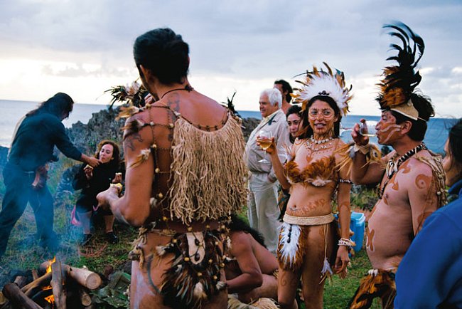 Slavnostně nalíčení chilští novomanželé ozdobení peřím (vpravo) oslavují sňatek tradičním ostrovním způsobem. V roce 2011 navštívilo ostrov na 50 000 turistů; téměř dvě třetiny přicestovaly z Chile. 