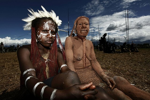 Dvě Papuánky pózují fotografovi během slavností v Beliem Valley. 