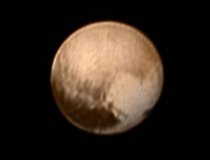 Tento snímek pořízený 7. července 2015 byl na internetu senzací díky jasnému zobrazení roviny ve tvaru srdce s šířkou 2 000 kilometrů. Byla to první fotografie, kterou sonda New Horizons zaslala domů po krátké ztrátě komunikace 4. července.