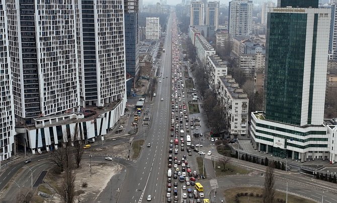 Auta mířící z Kyjeva zaplnily ulice města. Tisíce lidí se pokusily uniknout před ruskou invazí.