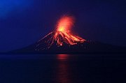 Pohled na stékající lávu po svazích sopky Anak Krakatau („Dítě Krakatoy“) z blízkého ostrova v Indonésii během červencové erupce.